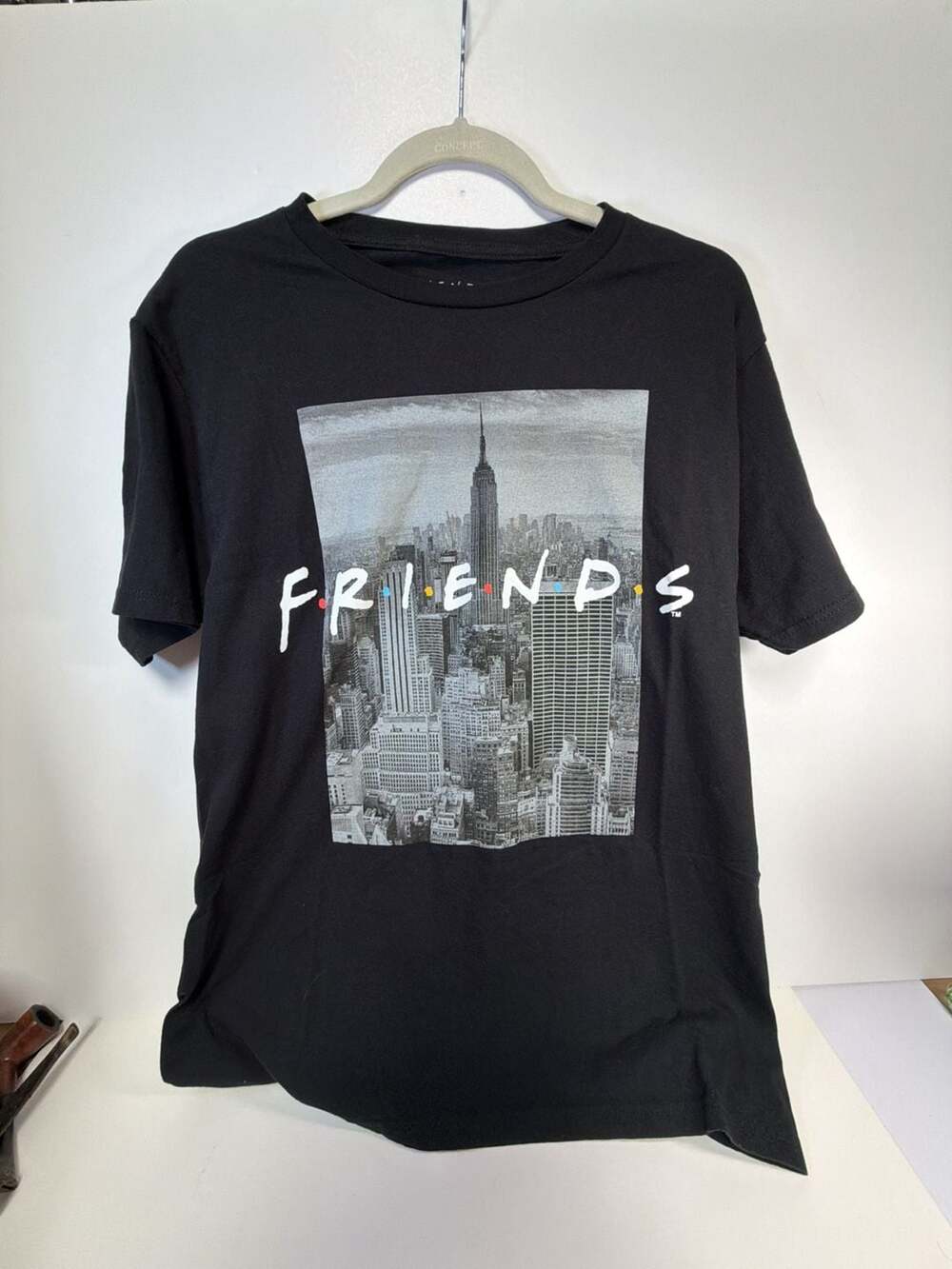 Friends The Television Series New York City Skyline Graphic T-Shirt Size M‎